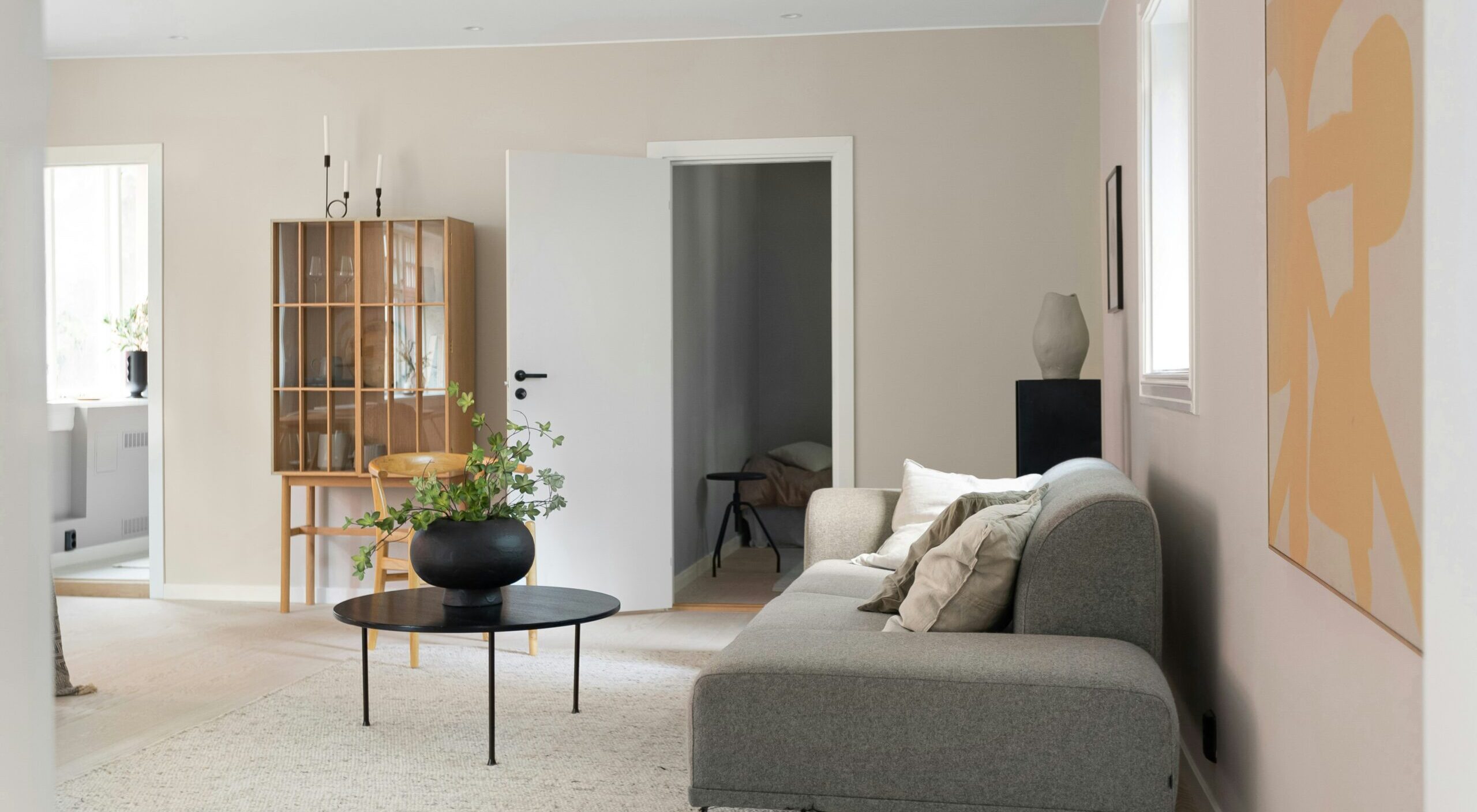 Modernes Wohnzimmer mit offener Zimmertüre